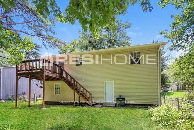 Building Photo - 403 River Chase Dr