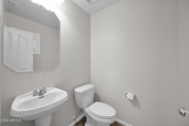 Building Photo - 2532 E Vermont Dr
