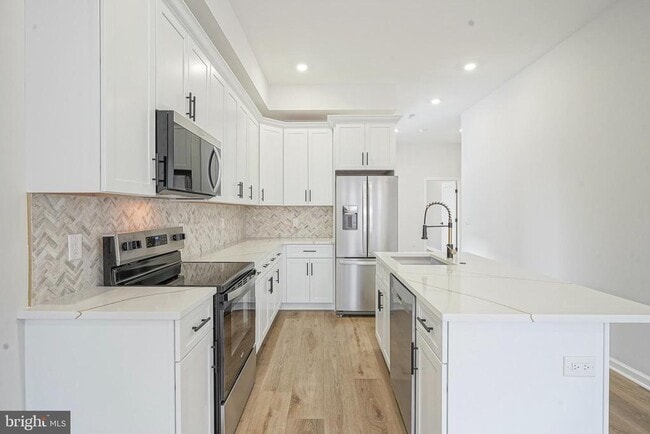 Building Photo - 952 N Marshall St