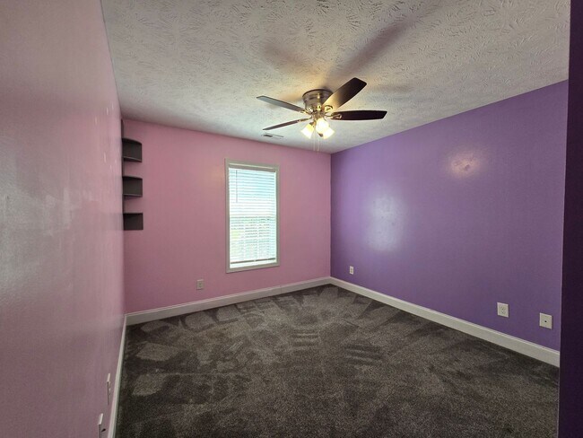 Building Photo - 103 Flag Dr