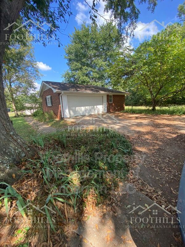 Building Photo - 102 Windemere Way