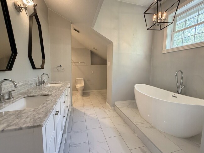 Building Photo - 7808 Bay Dr