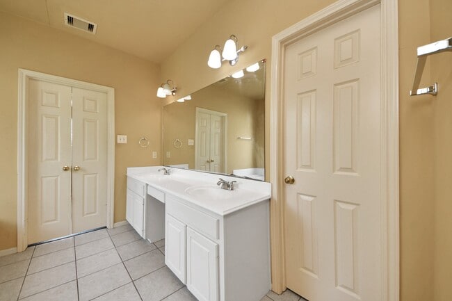 Building Photo - 1607 Parkview Ln