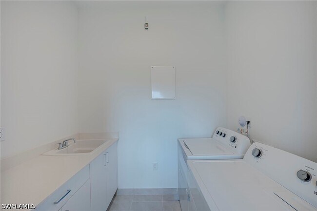 Building Photo - 5114 Panella Ave