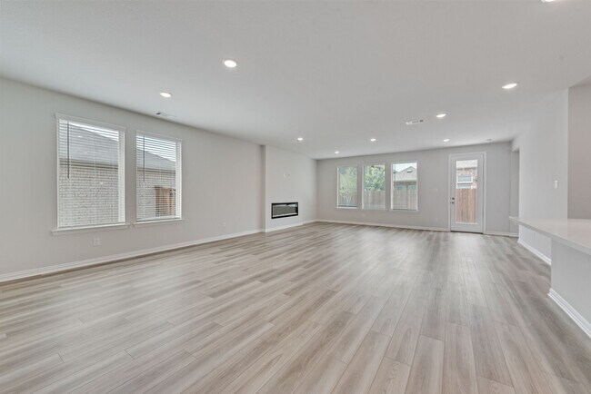 Building Photo - 3404 Riverlawn Dr