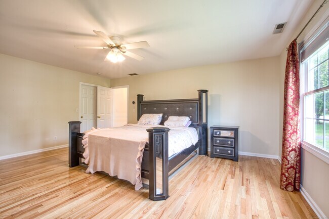 Building Photo - 9 Mayflower Ln