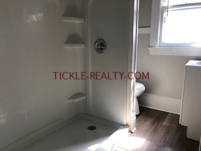 Building Photo - 376 Alexander St