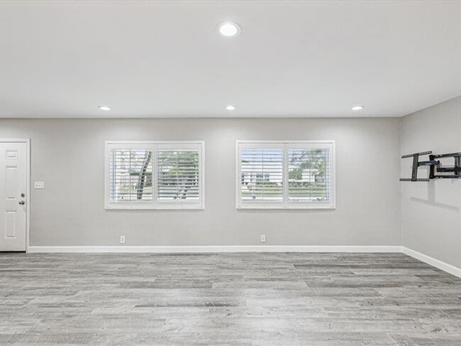 Building Photo - 605 Gardenia St