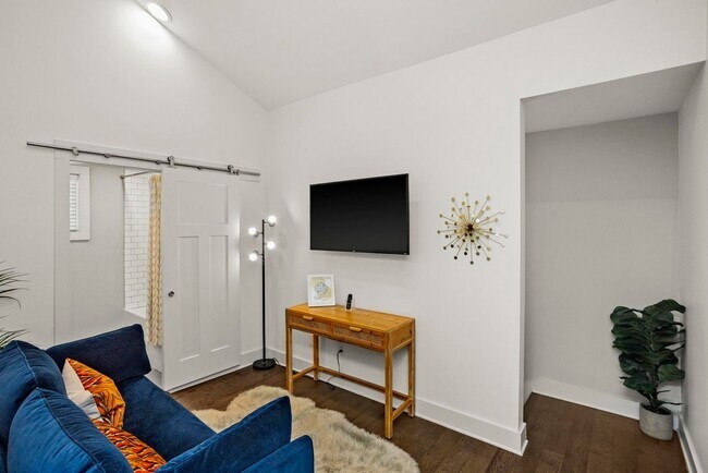 Building Photo - 4 BEDROOM, 5 BATH, 2-CAR GARAGE-