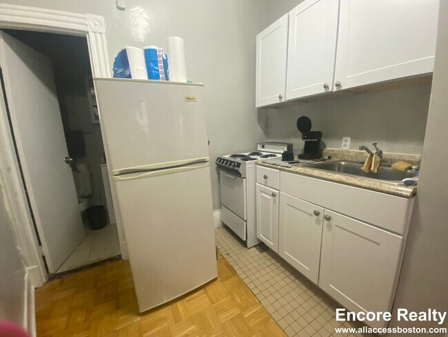 Building Photo - 48 Anderson St