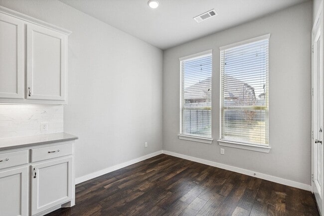 Building Photo - 1305 Swan Trl