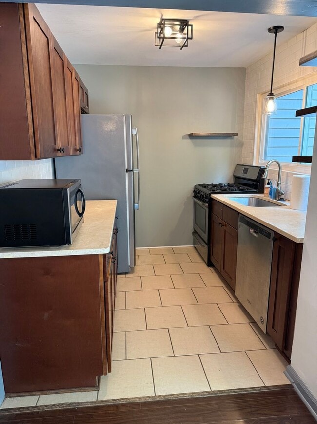 Building Photo - Centrally Located 2 BED/1.5 BATH TOWNHOME ...
