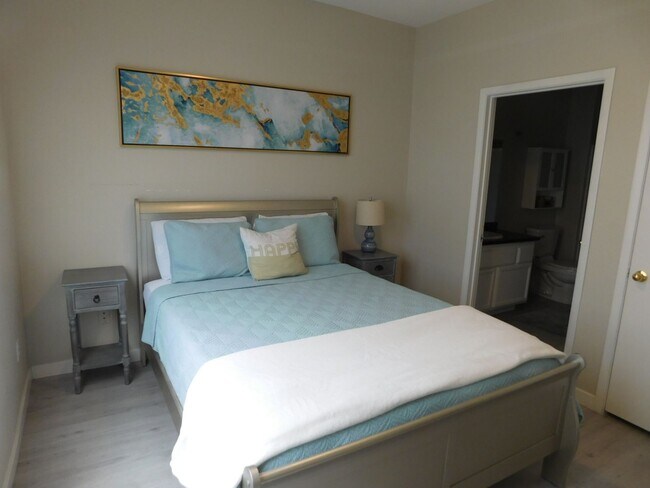 Building Photo - GORGEOUS FULLY FURNISHED 2 BEDROOM UNIT*GA...