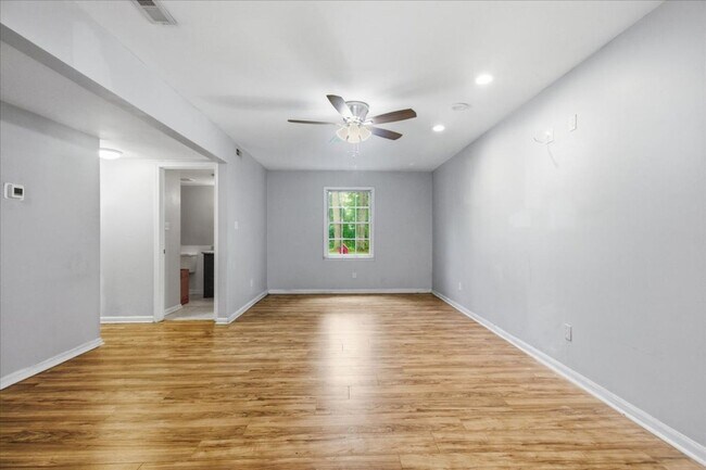 Building Photo - 208 Greenbriar Dr