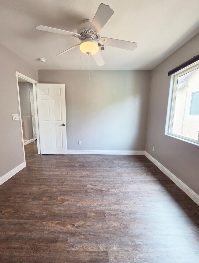 Building Photo - Spacious 3 Bed + Loft & Den with Soaring Ceilings