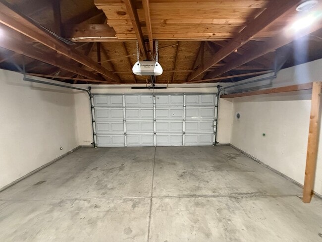 Building Photo - Charming 3-Bedroom Home in North Campus Park