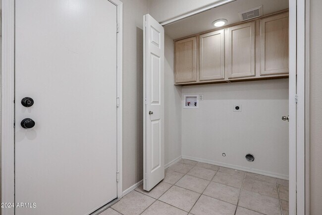 Building Photo - 6921 W Juniper Ave