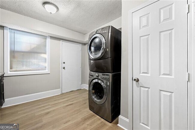 Building Photo - 156 Fairfield Pl NW