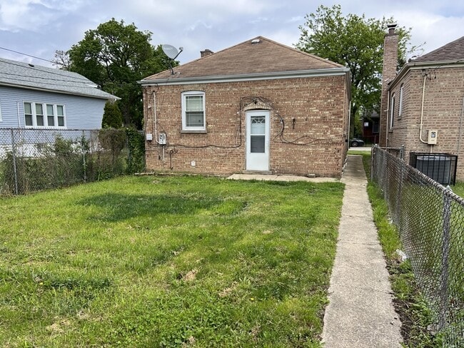 Building Photo - 10330 S Green St