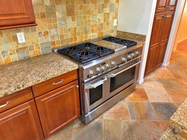 Building Photo - 737 E Charlevoix Ave