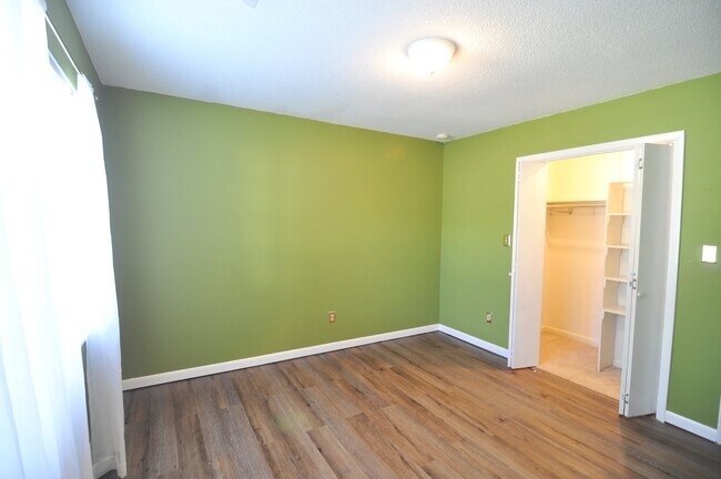 Building Photo - Desirable SE Huntsville