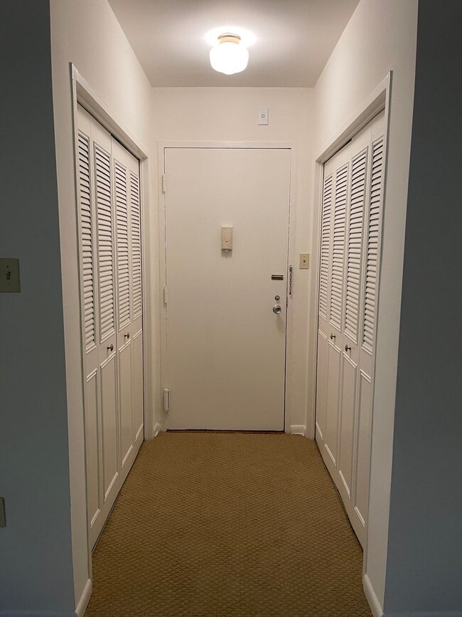 Building Photo - Fabulous LOCATION -- Studio located in Grosvenor Park with ALL UTILITIES included.