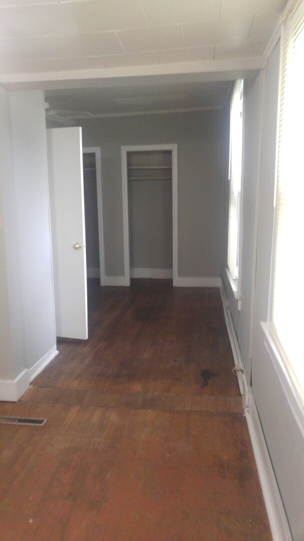 Building Photo - 2-Story House, 5Bed/2Bath with Washer/Drye...