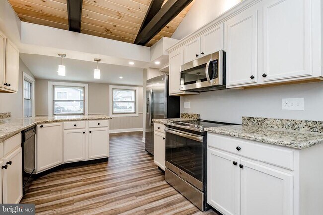 Building Photo - 21 Elm Rd