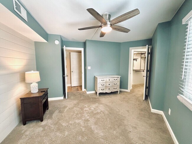 Building Photo - Beautiful 1 bed 1 bath executive condo! Heated parking, gym, sauna!