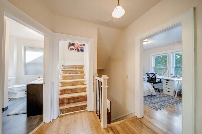 Building Photo - Ultimate 6-Bedroom House with Spacious Liv...