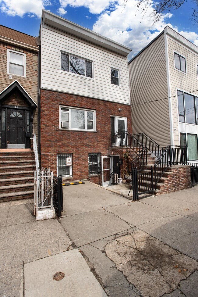 Building Photo - 38 Ravine Ave