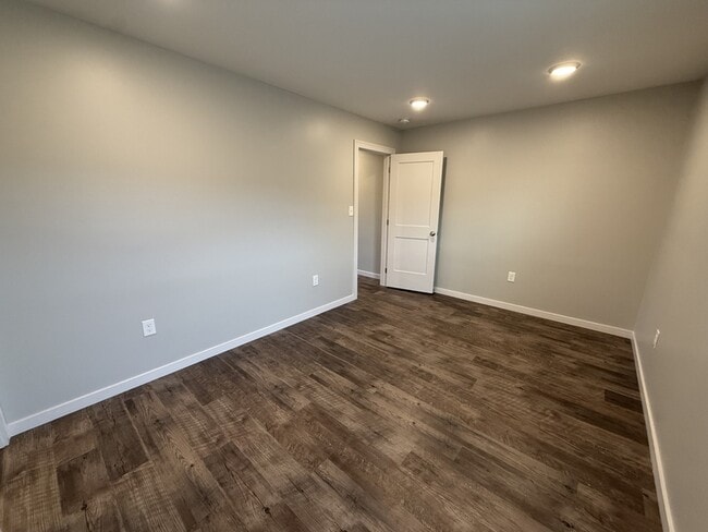 Building Photo - 408 Creekview Dr