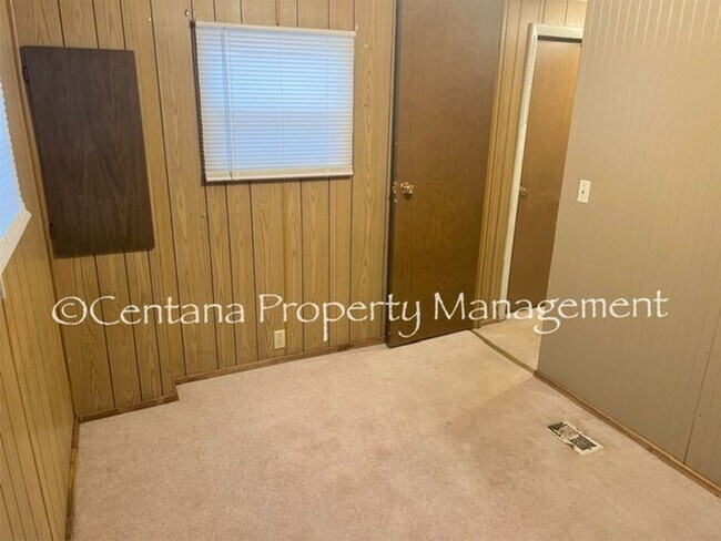 Building Photo - 2 bedroom mobile home near McDonald's!