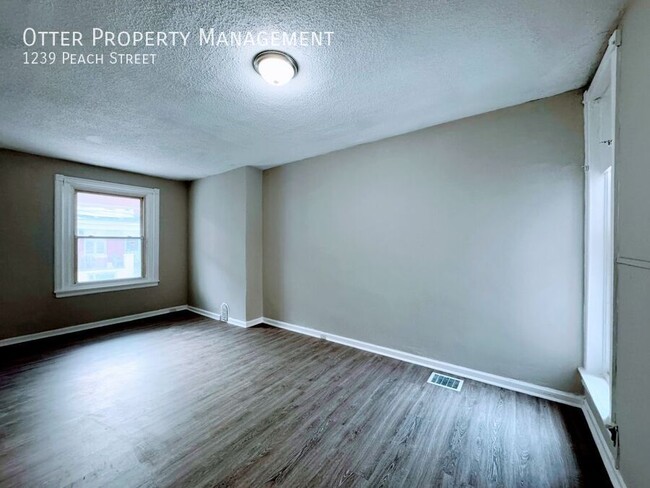 Building Photo - 2BR/1BA Apartment with Spacious Living roo...