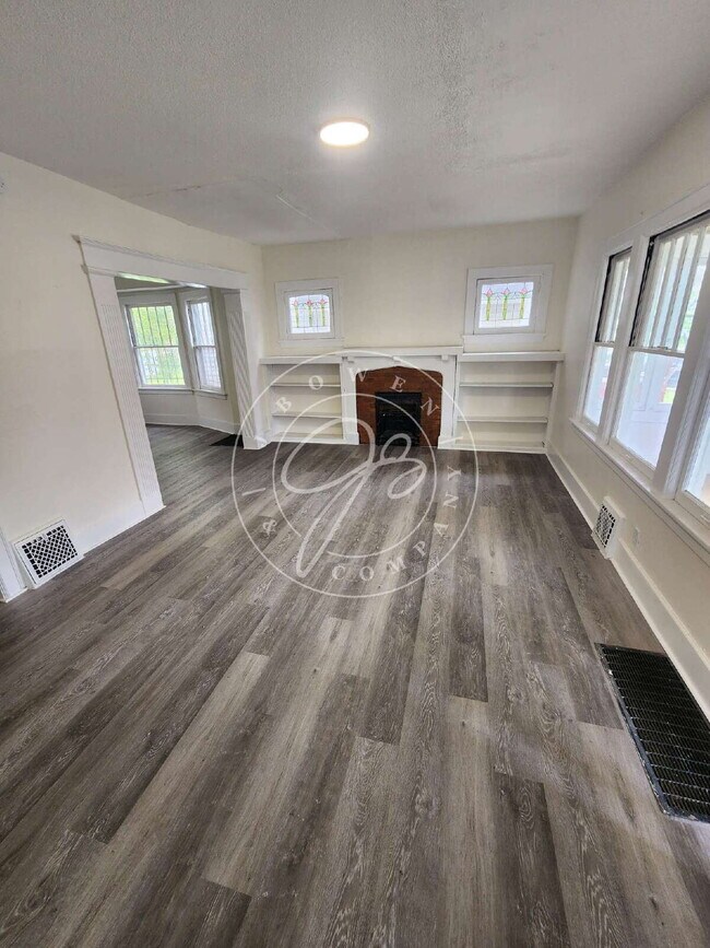 Building Photo - Spacious 3 bed 1 bath 2 story home with