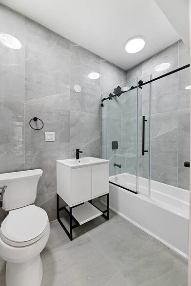 Building Photo - 2454 E 15th St