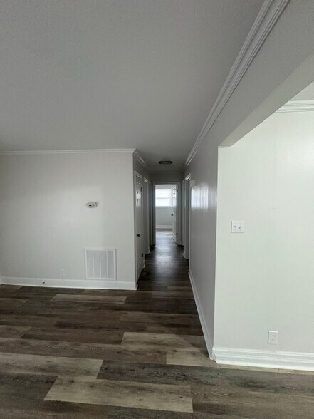 Building Photo - 609 W Holly St