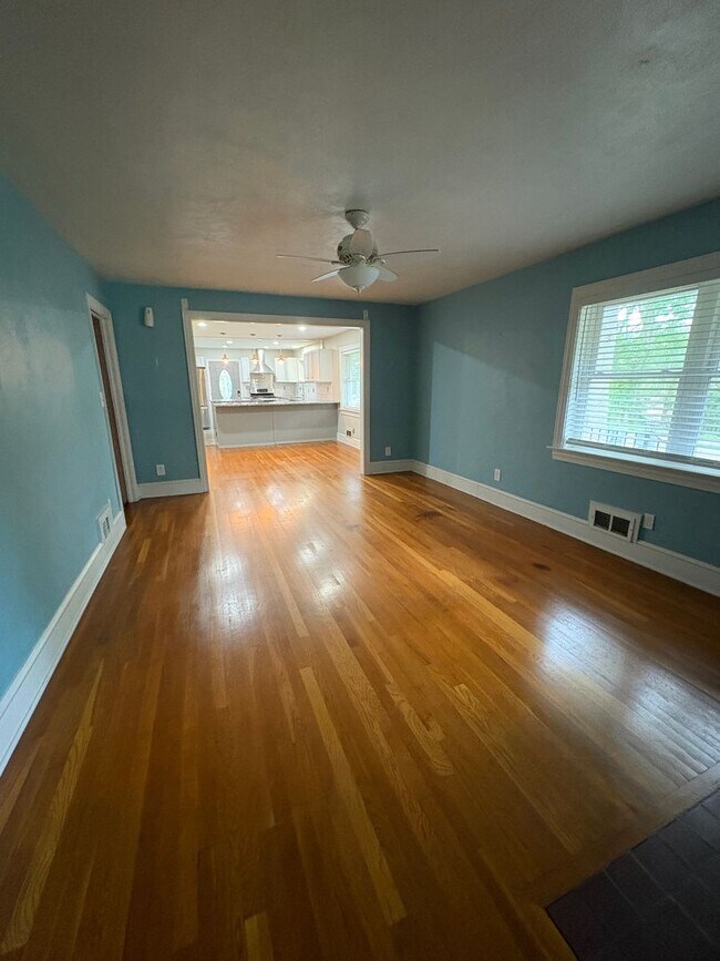 Building Photo - 3 bedroom 3 bath in Spartanburg with Lots of Space !!! Workshop in the garage!!