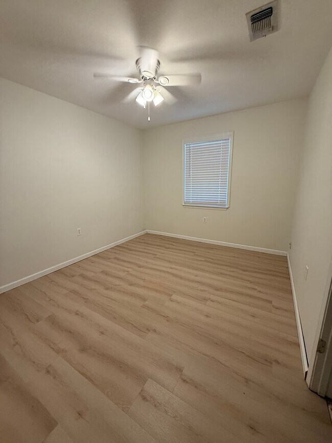 Building Photo - New Listing!