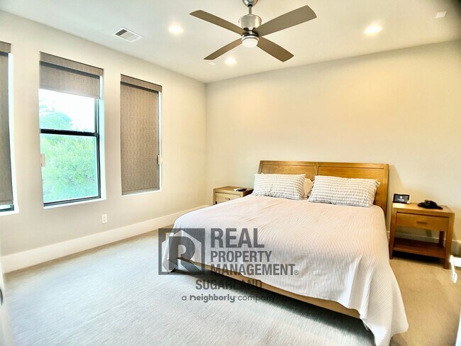 Building Photo - Luxurious Three Story Townhome!