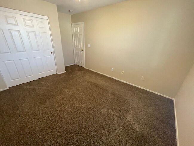 Building Photo - 3 Bedroom 2 1/2 Bathroom w/Den & Loft