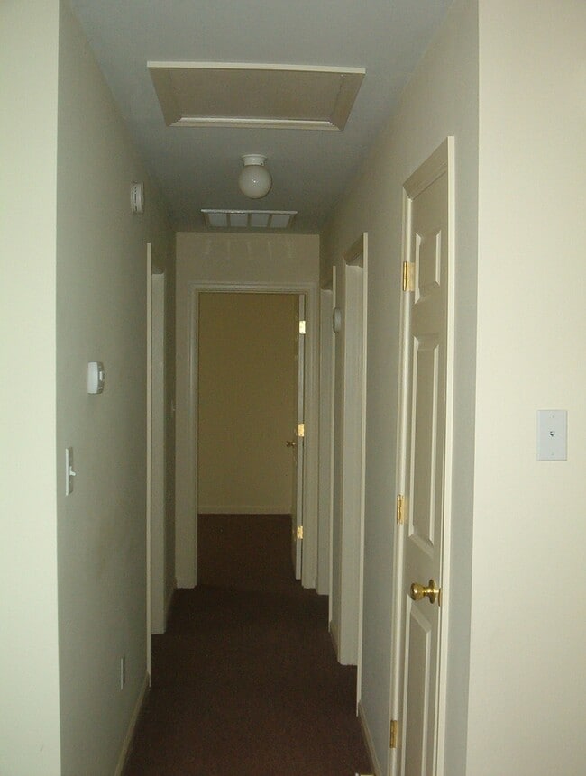 Building Photo - Darling home outside City Limits