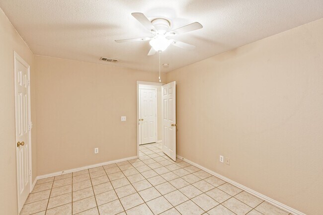 Building Photo - Duplex for lease with private backyard