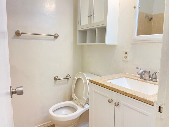 Building Photo - Cozy 3 Bedroom and 1 Bathroom in a good ar...