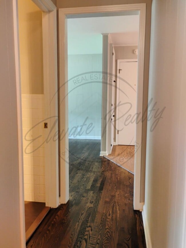 Building Photo - Charming Two Bedroom in Triplex in Goodlettsville!