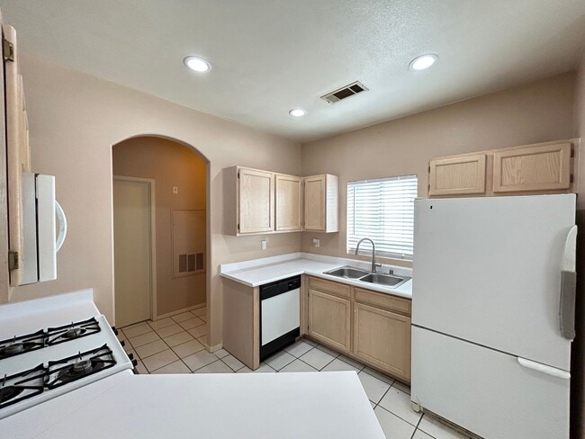 Building Photo - 1-Bed 1-Bath Condo in Guard Gated Community!