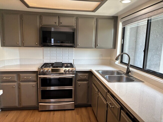 Building Photo - 627 Orange Grove Ave
