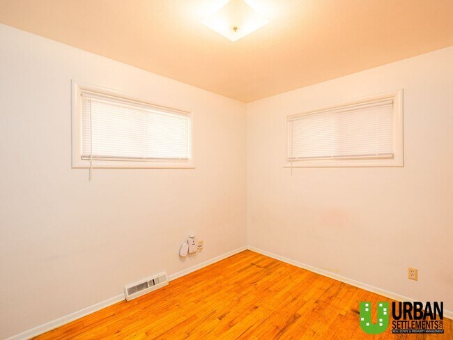 Building Photo - Charming 3+ Bedroom Home in the Coveted Co...