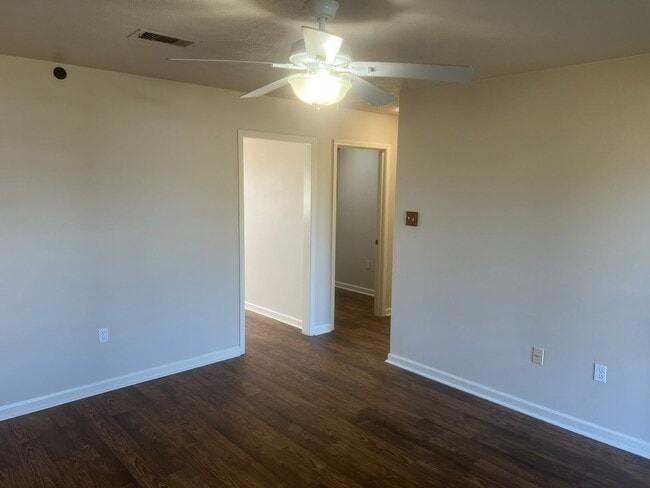 Building Photo - 3 Bed 2 Bath Home