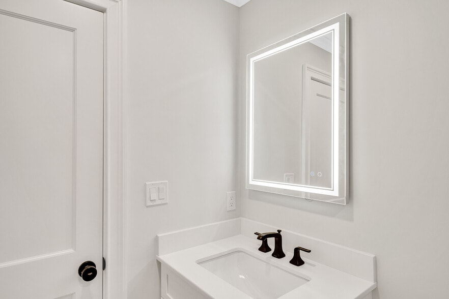 Building Photo - 128 Longwood Ave